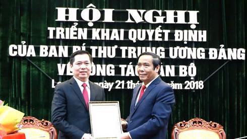 Phó ban Tổ chức Trung ương Nguyễn Thanh Bình (phải) trao quyết định điều động của Bộ Chính trị cho ông Nguyễn Long Hải hôm 21/1.