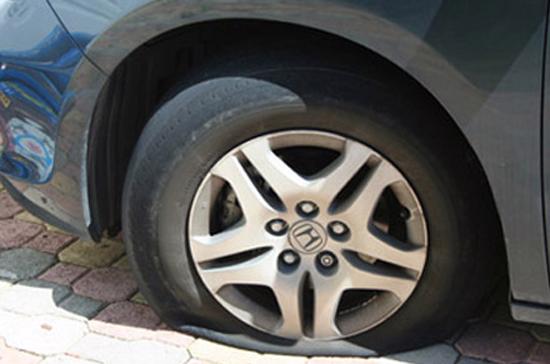 Thiếu kỹ năng xử lý sẽ làm gia tăng mức độ nguy hiểm khi bị nổ lốp xe.