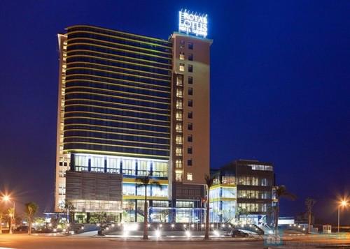 Theo thống kê của Công ty Cổ phần Đầu tư phát triển Syrena Việt Nam, đơn
 vị chủ đầu tư Khu đô thị Halong Marina ghi nhận từ năm 2008 đến 2012 đã
 có trên 40 khách sạn, nhà hàng lớn nhỏ được xây mới tại Hạ Long.<br>
