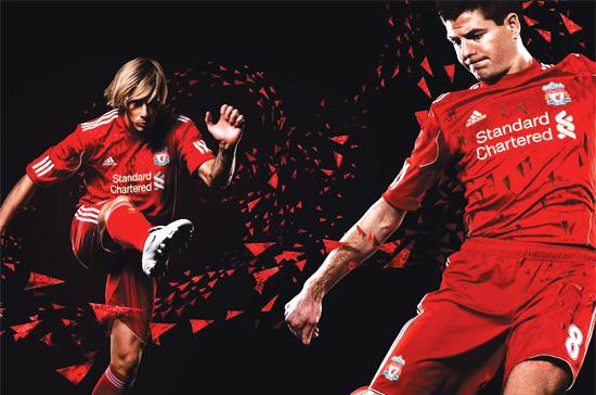 Cầu thủ của Liverpool trong mẫu áo mới có gắn logo của Standard Chartered.