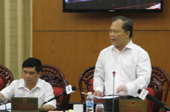 Chủ nhiệm Ủy ban Pháp luật Phan Trung Lý trình bày báo cáo thẩm tra dự thảo nghị quyết - Ảnh: NN