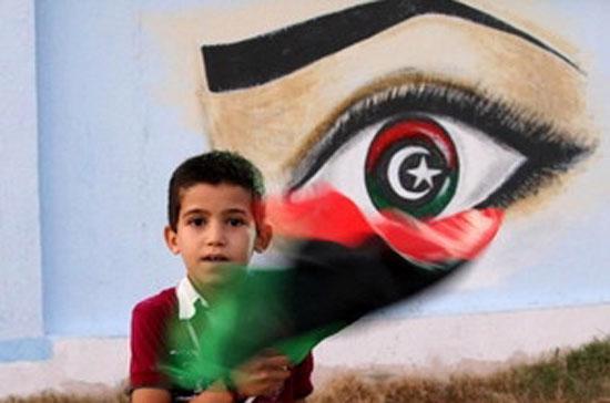 Em bé Libya với lá cờ đại diện cho NTC ở Tajura hôm 5/9.