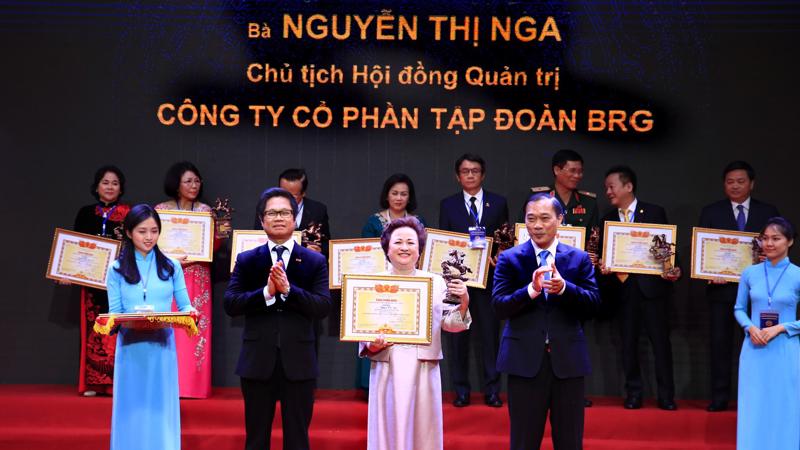 Madame Nguyễn Thị Nga được vinh danh trong Top 20 doanh nhân tiêu biểu nhất năm 2019.