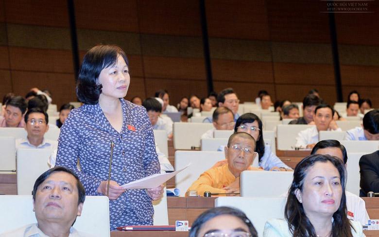 Đại biểu Nguyễn Thị Mai Hoa góp ý hoàn thiện dự án luật.