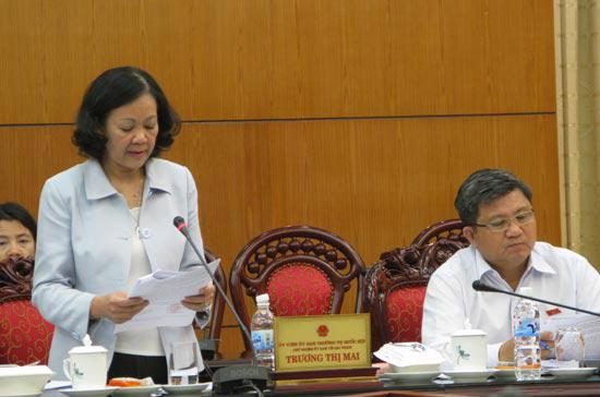 Chủ nhiệm Ủy ban Về các vấn đề xã hội Trượng Thị Mai trình bày báo cáo trẩm tra dự án Luật Việc làm - Ảnh: NN.