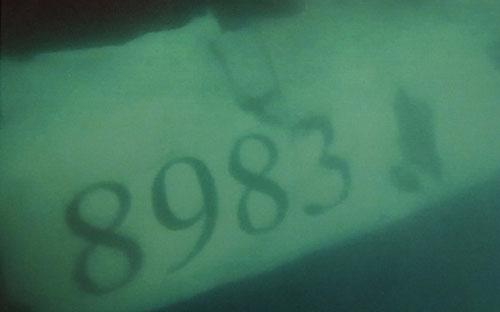 Thân máy bay gặp nạn Casa 212 mang số hiệu 8983 được tìm thấy dưới đáy biển - Ảnh: Bộ Quốc phòng.<br>