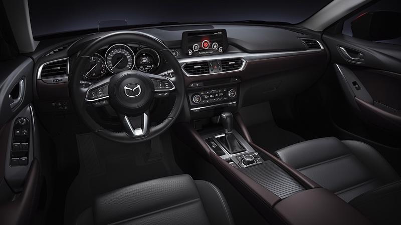 Mazda6 còn sở hữu công nghệ kiểm soát gia tốc GVC nhằm hỗ trợ kiểm soát tốc độ xe, tăng độ ổn định thân xe gia tặng sự êm ái khi di chuyển.
