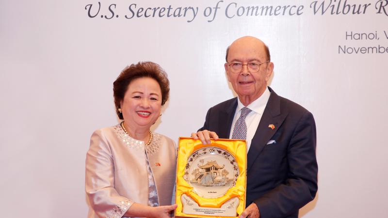 Bà Nguyễn Thị Nga, Chủ tịch Tập đoàn BRG tặng Bộ trưởng Thương mại Hoa Kỳ tác phẩm Gốm Chu Đậu với hình Chùa Một Cột của Việt Nam.