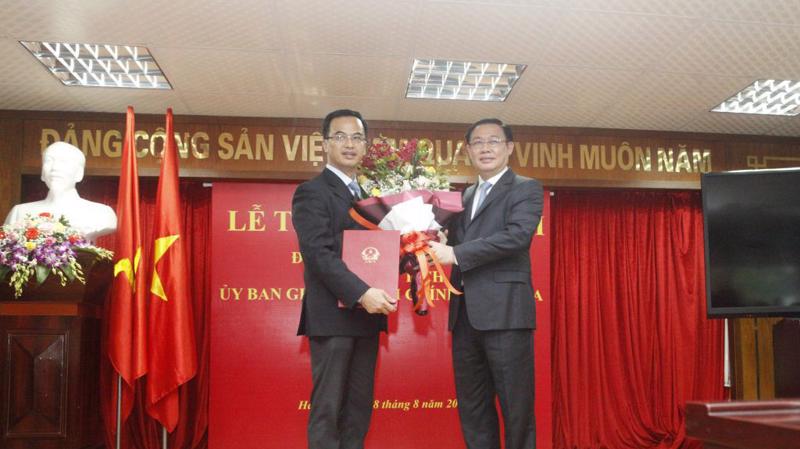 Ủy viên Bộ chính trị, Phó Thủ tướng Chính phủ Vương Đình Huệ trao quyết định cho ông Vũ Nhữ Thăng
