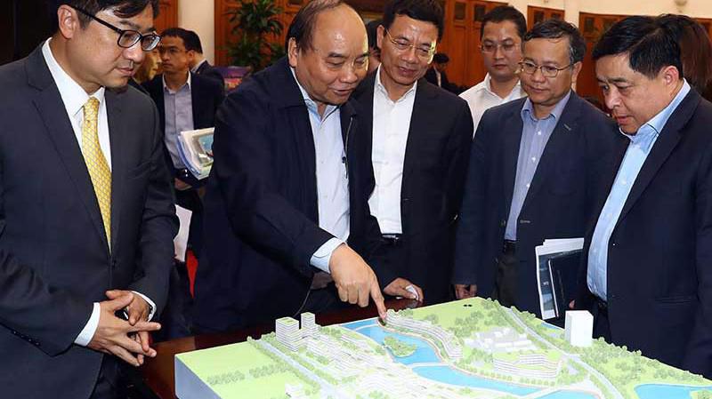 Thủ tướng Nguyễn Xuân Phúc và lãnh đạo một số bộ ngành xem mô hình trung tâm đổi mới sáng tạo quốc gia. Ảnh: TTXVN