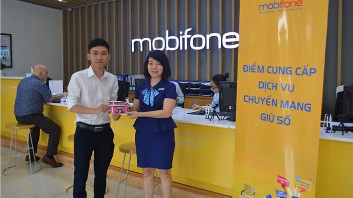 Đại diện cửa hàng MobiFone Nguyễn Chí Thanh trao cặp vé AFF cho khách hàng may mắn.
