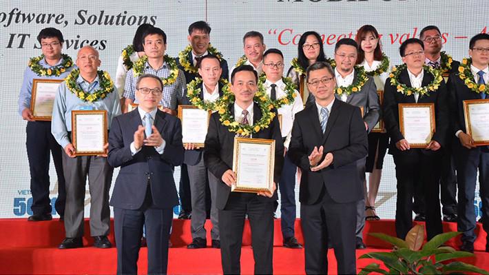 Đại diện MobiFone (đứng giữa, hàng đầu) nhận chứng nhận Top những doanh nghiệp công nghệ thông tin hàng đầu Việt Nam.