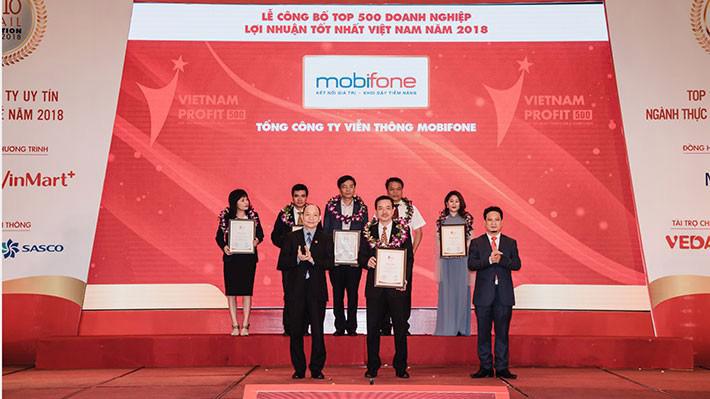 Phó tổng giám đốc Nguyễn Mạnh Hùng, đại diện Tổng công ty Viễn thông MobiFone nhận giải thưởng của chương trình.