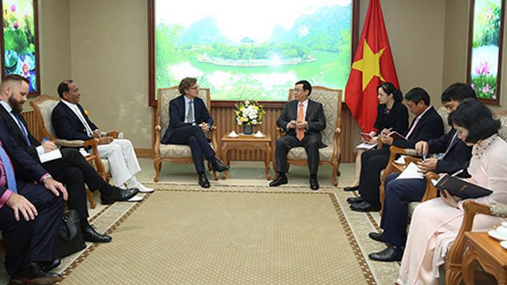 Phó thủ tướng Vương Đình Huệ tiếp Đại sứ Vương quốc Thụy Điển tại Việt Nam Hogbeg và ông Zaman, Chủ tịch Tập đoàn Viễn thông Comvik Việt Nam, chiều 11/5 - Ảnh: VGP.