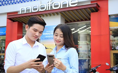 Khách hàng mua điện thoại Samsung Galaxy Note 8 kèm gói cước của MobiFone trong thời gian 12 hoặc 18 tháng, sẽ được ưu đãi giảm tới hơn 65% giá máy, chỉ từ 7.490.000 đồng/sản phẩm. <br>