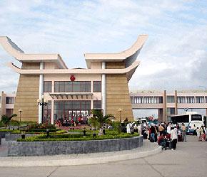 Mỗi ngày có hàng nghìn khách du lịch qua cửa khẩu quốc tế Mộc Bài.
