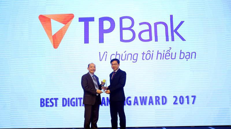 Phó Tổng giám đốc TPBank Đinh Văn Chiến, đại diện Ngân hàng nhận giải thưởng: “Ngân hàng số xuất sắc nhất 2017”.