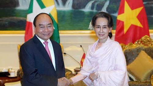 Thủ tướng Nguyễn Xuân Phúc và Cố vấn Nhà nước Myanmar Aung San Suu Kyi - Ảnh: VGP