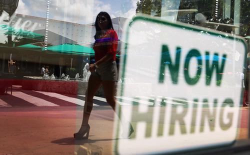 Tổng số người đang nhận trợ cấp thất nghiệp tại Mỹ tính đến hiện tại là 2,14 triệu, thấp nhất tính từ tháng 11/2000 - Ảnh: Bloomberg.<br>