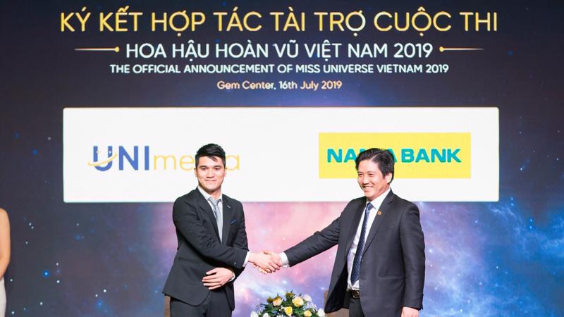 Đại diện Nam A Bank – ông Trần Khải Hoàn, Phó Tổng giám đốc (đứng bên phải) ký kết tài trợ cuộc thi Hoa hậu hoàn vũ Việt Nam 2019.
