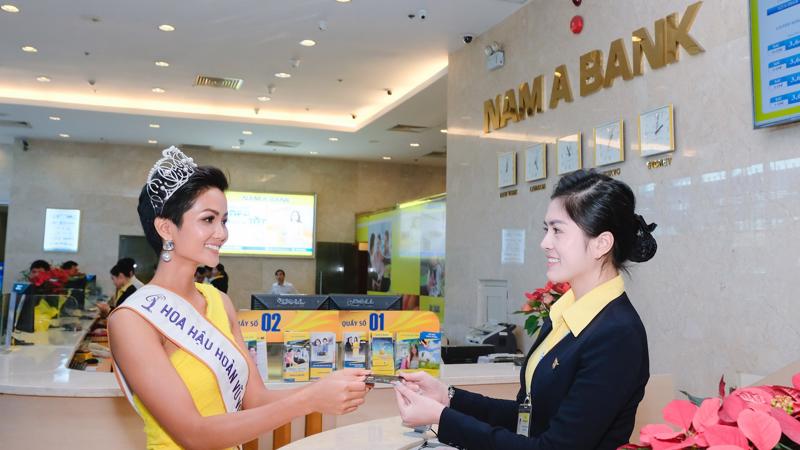 Hoa hậu Hoàn Vũ Việt Nam 2017 đến tham quan Hội sở Nam A Bank.