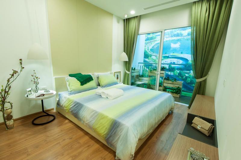 Phòng ngủ Anland có cửa sổ rộng đón trọn ánh sáng và không gian xanh mát của Khu đô thị Dương Nội.