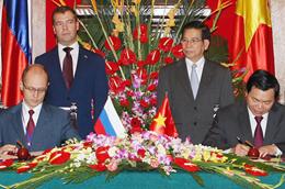 Chủ tịch nước Nguyễn Minh Triết và Tổng thống Nga Medvedev chứng kiến lễ ký ngày 31/10.