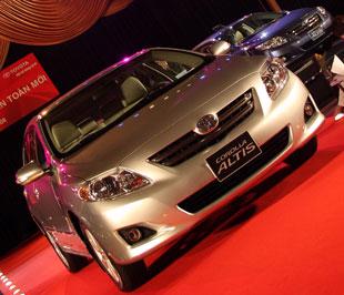 Tại Việt Nam, Corolla Altis được giới thiệu lần đầu tiên vào năm 1996 và đã liên tục dẫn đầu phân khúc thị trường xe du lịch hạng nhỏ cao cấp với tổng lượng xe bán ra tính đến tháng 6/2008 là 14.000 chiếc.