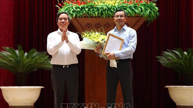 Trưởng ban Kinh tế Trung ương Nguyễn Văn Bình chúc mừng ông Ngô Văn Tuấn (bên phải) nhận nhiệm vụ mới.