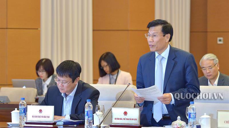 Bộ trưởng Bộ Văn hóa, Thể thao và Du lịch Nguyễn Ngọc Thiện trình bày tờ trình về dự án Luật Thư viện