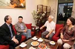 Phó thủ tướng Nguyễn Thiện Nhân trong một lần đến thăm gia đình GS. Ngô Bảo Châu tại căn hộ mới - Ảnh: Chinhphu.vn.