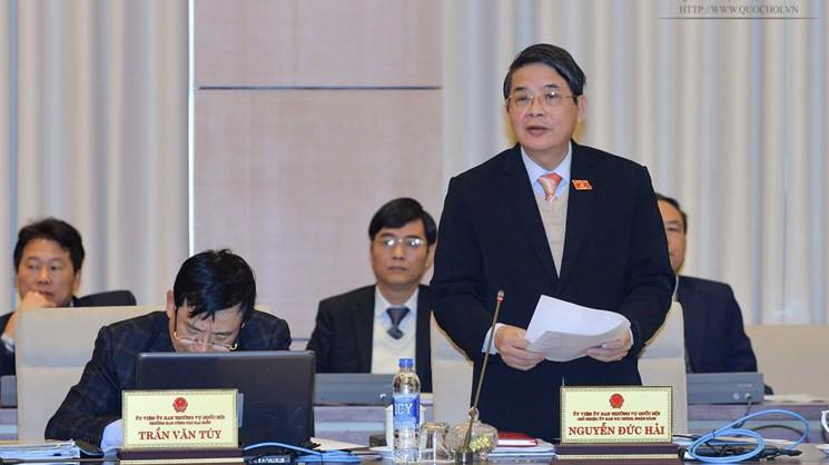 Chủ nhiệm Uỷ ban Tài chính - Ngân sách Nguyễn Đức Hải trình bày báo cáo thẩm tra.