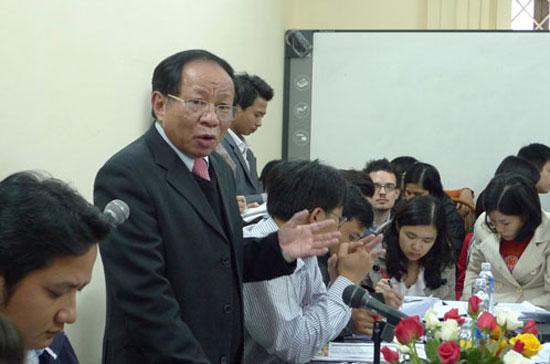 Phó Chủ tịch Vasep Nguyễn Hữu Dũng trả lời báo chí tại cuộc gặp gỡ chiều 7/12.