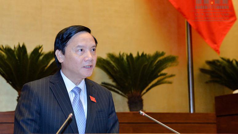 Chủ nhiệm Uỷ ban Pháp luật Nguyễn Khắc Định trình bày báo cáo kết quả giám sát.