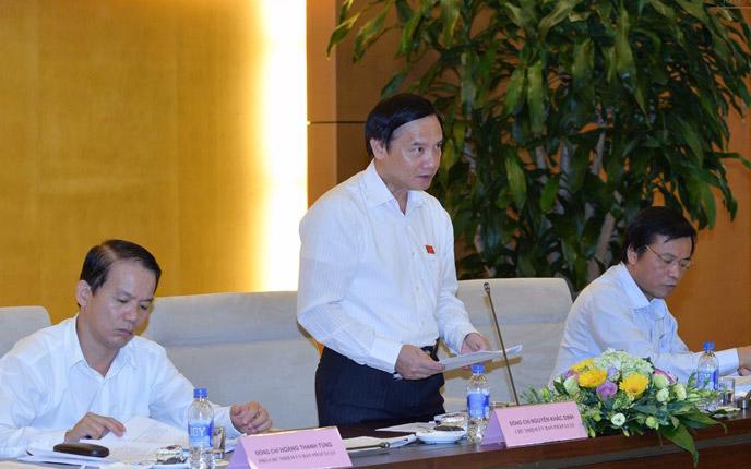 Chủ nhiệm Ủy ban Pháp luật Nguyễn Khắc Định phát biểu tại phiên họp.