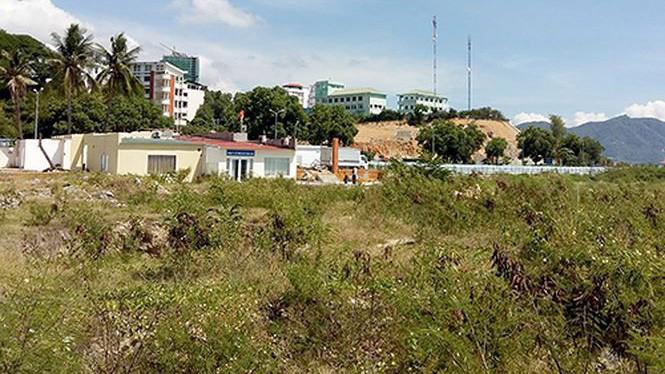 Khu đất của dự án hiện vẫn là bãi đất trống bỏ hoang dù theo kế hoạch là hoàn thành vào 2016.