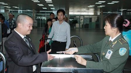 Nhân viên sân bay Tân Sơn Nhất đang làm nhiệm vụ.