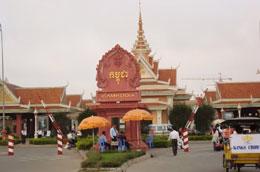 Nhập cảnh Campuchia được miễn thị thực.