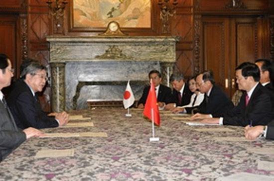 Ông Trương Tấn Sang hội kiến với Chủ tịch Hạ viện Nhật Bản Takahiro Yokomichi - Ảnh: Hồng Hà (TTXVN)
