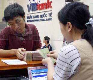 Giao dịch tại một chi nhánh của VIBank - Ảnh: Việt Tuấn.