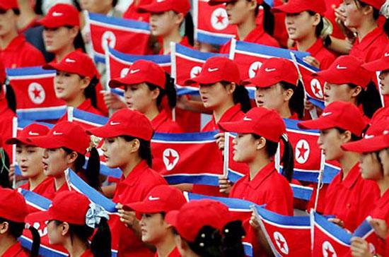 Viện Nghiên cứu Kinh tế Samsung cũng ghi nhận, phụ nữ Triều Tiên ngày càng mặc nhiều quần jean bó, đeo khuyên tai và đi giày cao gót.