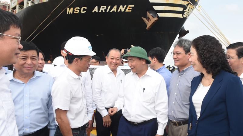 Thủ tướng Nguyễn Xuân Phúc kiểm tra bến cảng Gemalink khi cảng mới đón tàu vào khai thác chuyến đầu tiên vào tháng 1/2021 - Ảnh: VGP
