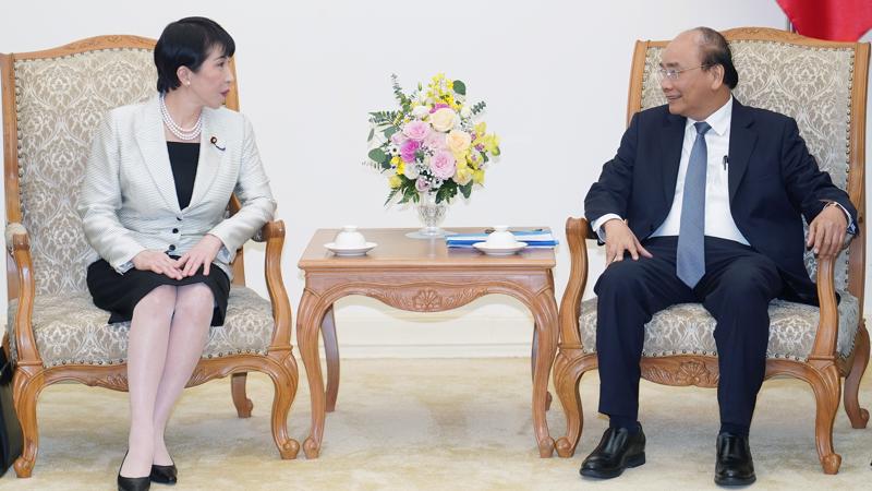 Thủ tướng Nguyễn Xuân Phúc tiếp Bộ trưởng Nội vụ, Thông tin và Truyền thông Nhật Bản Takaichi Sanae - Ảnh: VGP 
