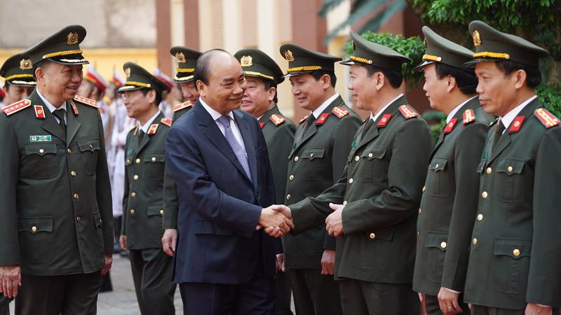 Thủ tướng Nguyễn Xuân Phúc kiểm tra công tác của lực lượng Cảnh vệ Công an nhân dân - Ảnh: VGP 