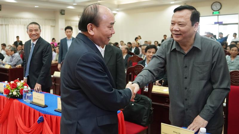 Thủ tướng Nguyễn Xuân Phúci gặp mặt các vị lãnh đạo, nguyên lãnh đạo các cơ quan Trung ương tại miền Trung.- Ảnh: VGP 