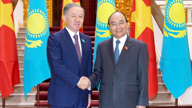 Nurlan Nigmatulin, Chủ tịch Hạ viện Kazakhstan và Thủ tướng Nguyễn Xuân Phúc trong cuộc gặp ngày 14/11 - Ảnh: VGP.