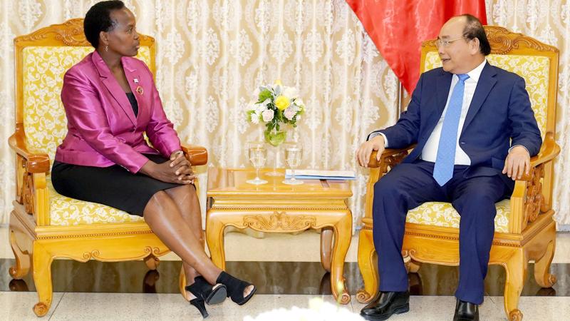 Thủ tướng Nguyễn Xuân Phúc  tiếp Bộ trưởng Ngoại giao và Hợp tác quốc tế Cộng hòa Botswan - Ảnh: VGP.