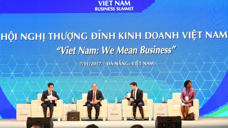 Trả lời các câu hỏi đặt ra của đại diện doanh nghiệp, nhà đầu tư tại sự kiện, Thủ tướng cho hay, năm 2017, Việt Nam gặp những khó khăn nhất định nhưng vẫn hoàn thành các chỉ tiêu phát triển, đặc biệt là tăng trưởng GDP. 