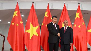 Thủ tướng Nguyễn Xuân Phúc hội kiến với Tổng bí thư, Chủ tịch Trung Quốc Tập Cận Bình ngày 11/11.