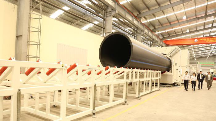 Dây chuyền sản xuất ống HDPE 2000mm của Nhựa Tiền Phong. 